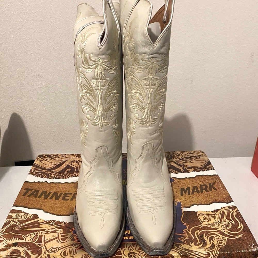 NIB TANNER MARK WOMEN'S LEAH SNIP TOE LEATHER
BOOTS IN WINTER WHITE - SIZE 10 - Picture 9 of 13